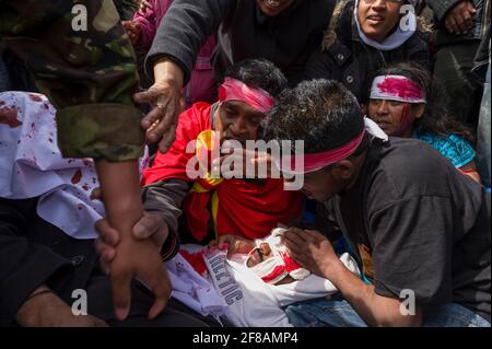 Tamilen protestieren gegen den fortlaufenden Bürgerkrieg zwischen der Regierung Sri Lankas und den Tamil Tigers. Eine Reihe von Demonstranten trugen Verbandsmaterial und taten so, als wären sie verletzt worden, um zivile Opfer des Krieges zu repräsentieren. Die Regierung Sri Lankas kündigte die Niederlage der Tamil Tigers am 16. Mai 2009 nach 26 Jahren Konflikt an. Parliament Square, London, Großbritannien. 18 Mai 2009 Stockfoto