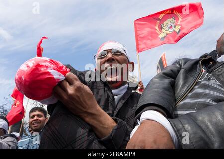 Tamilen protestieren gegen den fortlaufenden Bürgerkrieg zwischen der Regierung Sri Lankas und den Tamil Tigers. Eine Reihe von Demonstranten trugen Verbandsmaterial und taten so, als wären sie verletzt worden, um zivile Opfer des Krieges zu repräsentieren. Die Regierung Sri Lankas kündigte die Niederlage der Tamil Tigers am 16. Mai 2009 nach 26 Jahren Konflikt an. Parliament Square, London, Großbritannien. 18 Mai 2009 Stockfoto