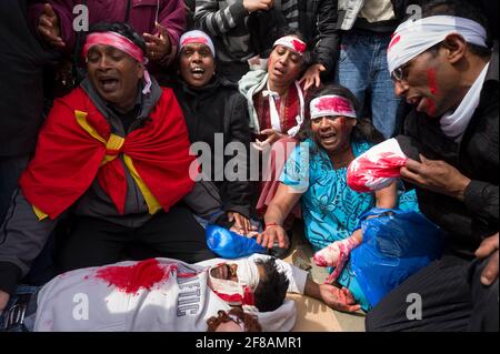 Tamilen protestieren gegen den fortlaufenden Bürgerkrieg zwischen der Regierung Sri Lankas und den Tamil Tigers. Eine Reihe von Demonstranten trugen Verbandsmaterial und taten so, als wären sie verletzt worden, um zivile Opfer des Krieges zu repräsentieren. Die Regierung Sri Lankas kündigte die Niederlage der Tamil Tigers am 16. Mai 2009 nach 26 Jahren Konflikt an. Parliament Square, London, Großbritannien. 18 Mai 2009 Stockfoto