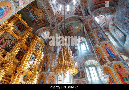 KOLOMNA - APR 11: Innenraum mit Ikonostase, Ikonen und traditionellen russischen Mustern in der orthodoxen Kirche in Kolomna, April 11. 2021 in Russland Stockfoto