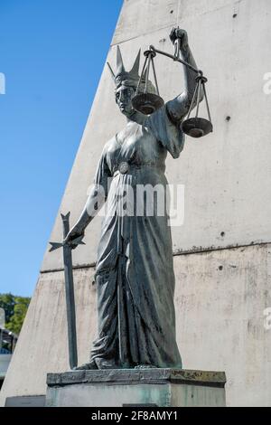 Statue der Justizdame mit dem Schwert in einer Hand Und die Waage der Gerechtigkeit in der anderen Stockfoto