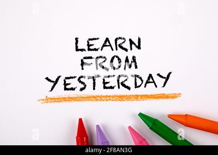 Lernen Sie von gestern. Farbige Buntstifte auf weißem Hintergrund. Stockfoto