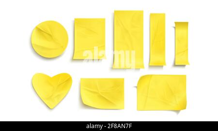 Gelbe Papieraufkleber, zerknitterte Haftnotizen. Vector realistischer Satz leerer geklebter Etiketten mit gewellten Ecken. Kreis-, Rechteck- und herzförmige Klebeetiketten isoliert auf weißem Hintergrund Stock Vektor