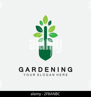 Gartenlogo mit Schaufelsymbol und Baum mit grünen Blättern Logovorlage. Stock Vektor