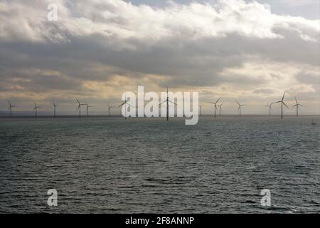 Blick auf den Offshore-Windpark London Array, der sich 20 Kilometer vor der Küste von Kent in der äußeren Themsemündung im Vereinigten Königreich befindet. Stockfoto