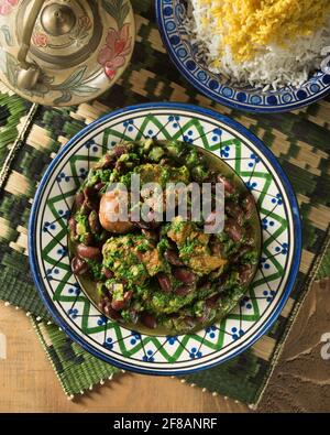 Khoresh ghormeh sabzi. Iranischer Lamm- und Kräutereintopf. Iranische Küche Stockfoto