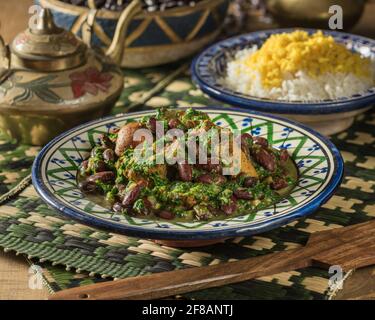 Khoresh ghormeh sabzi. Iranischer Lamm- und Kräutereintopf. Iranische Küche Stockfoto