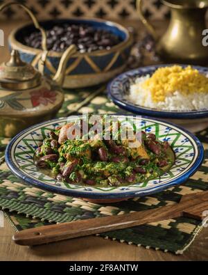 Khoresh ghormeh sabzi. Iranischer Lamm- und Kräutereintopf. Iranische Küche Stockfoto