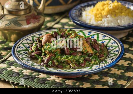 Khoresh ghormeh sabzi. Iranischer Lamm- und Kräutereintopf. Iranische Küche Stockfoto