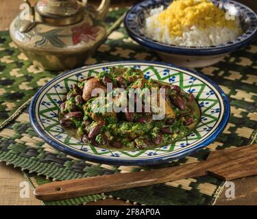 Khoresh ghormeh sabzi. Iranischer Lamm- und Kräutereintopf. Iranische Küche Stockfoto