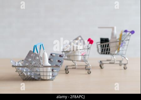 Verschiedene Medikamente in Mini-Einkaufswagen. Stockfoto