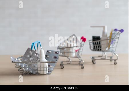 Verschiedene Medikamente in Mini-Einkaufswagen. Stockfoto