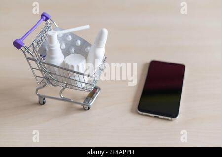 Online-Apotheke. Mobile Anwendung für den Kauf von Medikamenten. Stockfoto