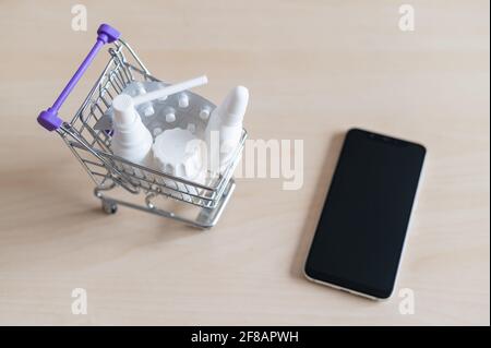 Online-Apotheke. Mobile Anwendung für den Kauf von Medikamenten. Stockfoto