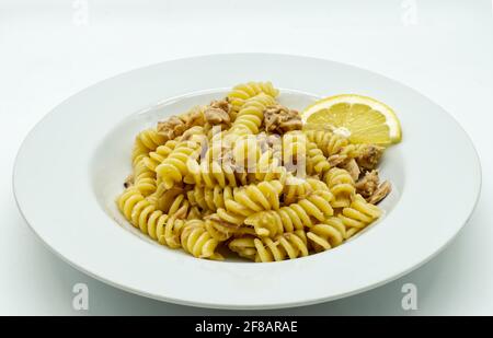 Italienische Fusilli Pasta mit Thunfisch und Zitrone in einem weißen Schale Stockfoto