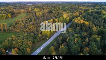 Auto auf einer herbstlichen Farbstraße 01 Stockfoto