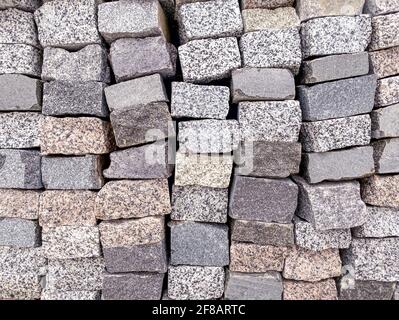 Stack natürlichen Granitsteine für Bürgersteig-Konstruktion. Baumaterial Hintergrund. Stockfoto
