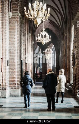 Menschen in einer Kathedrale Stockfoto