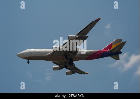 11.04.2021, Singapur, Republik Singapur, Asien - ein Frachtschiff der Boeing 747-400 SF von Asiana Cargo nähert sich dem Changi Airport zur Landung. Stockfoto