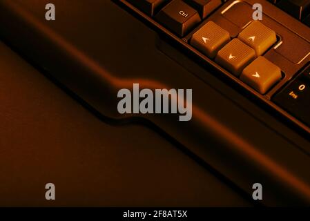 Gaming-Computer-Tastatur auf einem dunklen Hintergrund. Nach-oben- und nach-unten-Tasten auf einer Computertastatur. Stockfoto