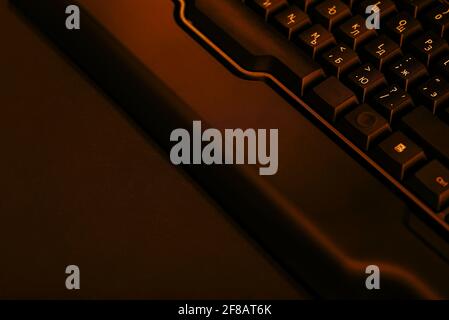 Gaming-Computer-Tastatur auf einem dunklen Hintergrund. Stockfoto