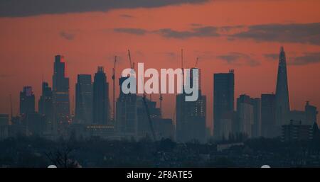 London, Großbritannien. 13. April 2021. Die Morgenröte bricht über den Wolkenkratzern im Zentrum Londons an, und das Sonnenlicht reflektiert die oberen Stockwerke von 22 Bishopsgate, dem 62-stöckigen, 912 Fuß hohen Bürogebäude in der City of London. Quelle: Malcolm Park/Alamy Live News. Stockfoto