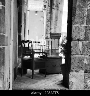 Gasse im malerischen provenzalischen Dorf Grimaud, Frankreich Stockfoto