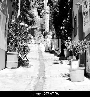 Gasse im malerischen provenzalischen Dorf Grimaud, Frankreich Stockfoto