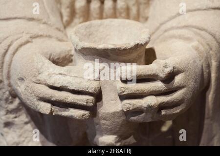 Madrid, Spanien - 6. März 2021: Große Dame offeriert Hände aus der Nähe. Meisterstück der iberischen Kunst. Kalkstein. MANN, Madrid Stockfoto