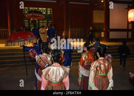 Der olympische Fackellauf 2020 in Tokio in der Stadt Nara, Präfektur Nara, Japan, am 12. April 2021. Quelle: Takahiro Sanda/AFLO/Alamy Live News Stockfoto