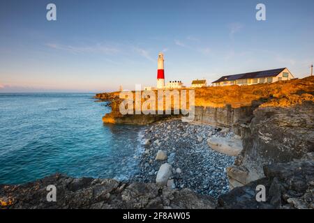 Portland Bill, Dorset, Großbritannien. April 2021. Wetter in Großbritannien. Nach einer frostigen Nacht ist der Himmel bei Sonnenaufgang klar und blickt auf den Leuchtturm von Portland Bill an der Dorset Jurassic Coast. Bildnachweis: Graham Hunt/Alamy Live News Stockfoto