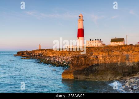 Portland Bill, Dorset, Großbritannien. April 2021. Wetter in Großbritannien. Nach einer frostigen Nacht ist der Himmel bei Sonnenaufgang klar und blickt auf den Leuchtturm von Portland Bill an der Dorset Jurassic Coast. Bildnachweis: Graham Hunt/Alamy Live News Stockfoto