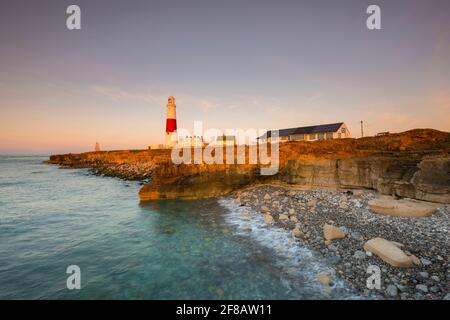 Portland Bill, Dorset, Großbritannien. April 2021. Wetter in Großbritannien. Nach einer frostigen Nacht ist der Himmel bei Sonnenaufgang klar und blickt auf den Leuchtturm von Portland Bill an der Dorset Jurassic Coast. Bildnachweis: Graham Hunt/Alamy Live News Stockfoto