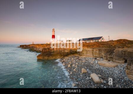 Portland Bill, Dorset, Großbritannien. April 2021. Wetter in Großbritannien. Nach einer frostigen Nacht ist der Himmel bei Sonnenaufgang klar und blickt auf den Leuchtturm von Portland Bill an der Dorset Jurassic Coast. Bildnachweis: Graham Hunt/Alamy Live News Stockfoto