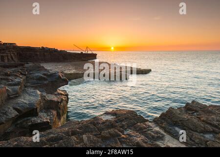 Portland Bill, Dorset, Großbritannien. April 2021. Wetter in Großbritannien. Nach einer frostigen Nacht ist der Himmel bei Sonnenaufgang in Portland Bill an der Dorset Jurassic Coast klar. Bildnachweis: Graham Hunt/Alamy Live News Stockfoto