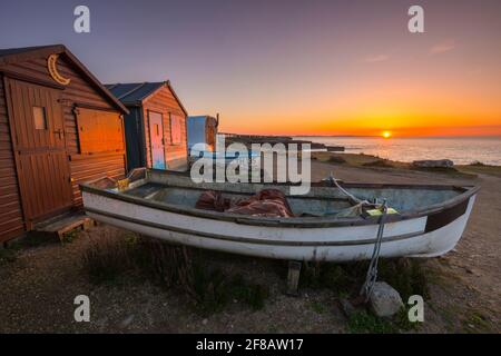 Portland Bill, Dorset, Großbritannien. April 2021. Wetter in Großbritannien. Nach einer frostigen Nacht ist der Himmel bei Sonnenaufgang in Portland Bill an der Dorset Jurassic Coast klar. Bildnachweis: Graham Hunt/Alamy Live News Stockfoto