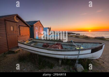 Portland Bill, Dorset, Großbritannien. April 2021. Wetter in Großbritannien. Nach einer frostigen Nacht ist der Himmel bei Sonnenaufgang in Portland Bill an der Dorset Jurassic Coast klar. Bildnachweis: Graham Hunt/Alamy Live News Stockfoto