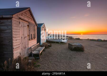 Portland Bill, Dorset, Großbritannien. April 2021. Wetter in Großbritannien. Nach einer frostigen Nacht ist der Himmel bei Sonnenaufgang in Portland Bill an der Dorset Jurassic Coast klar. Bildnachweis: Graham Hunt/Alamy Live News Stockfoto