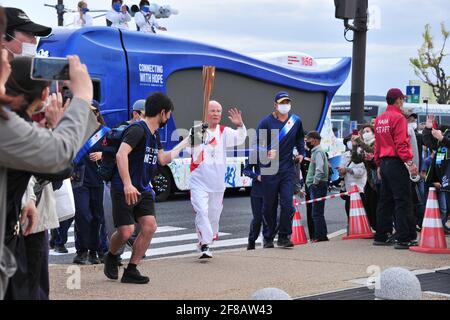 Ein örtlicher Fackelträger fährt am 12. April 2021 während des olympischen Fackellaufs 2020 im Heijo-Kyo-Palast in der Stadt Nara, Präfektur Nara, Japan. Quelle: Shuzo Kayamura/AFLO/Alamy Live News Stockfoto