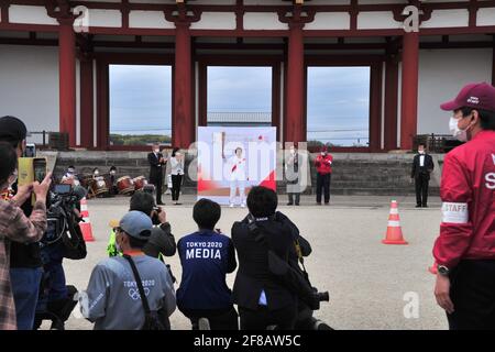 Ein örtlicher Fackelträger posiert während des olympischen Fackellaufs 2020 im Heijo-Kyo-Palast in der Stadt Nara, Präfektur Nara, Japan am 12. April 2021. Quelle: Shuzo Kayamura/AFLO/Alamy Live News Stockfoto