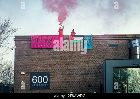 Bristol, Großbritannien. 13 April 2021. Aktivisten der Palestine Action besetzen das Dach des Hauptquartiers von Elbit in Bristol in den frühen Morgenstunden des Mittwochs. Auf Transparenten hängen „Elbits nützliches palästinensisches Blut“ und „Stoppen Sie die Bewaffnung Israels“. Aztec West Business Park in Bristol, Großbritannien. Quelle: Vladimir Morozov/akxmedia. Quelle: Vladimir Morozov/Alamy Live News Stockfoto