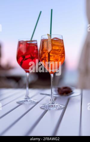 Zwei italienische Aperitifs am Meer bei Sonnenuntergang (Vertikales Foto) Stockfoto