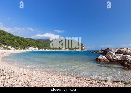 Morgen an einem wunderschönen Urbani Strand an der Küste der riviera del Conero. Sirolo, Italien Stockfoto