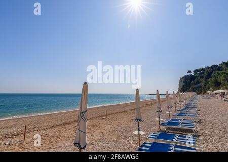 Blick auf den leeren Strand von San Michele, der auf Touristen wartet. Conero, Marken, Italien Stockfoto