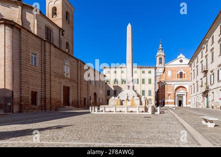 Schöne Aussicht auf den Platz (Piazza Federico II) in Jesi Stadt. Marken, Italien Stockfoto