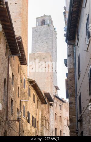 San Gimignano,Italien-august 8,2020:Turm in Saint Gimignano an einem sonnigen Tag. Stockfoto