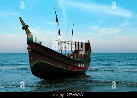 Holzboot auf der Insel Saint Martins auf der Insel Bangladeshi Stockfoto