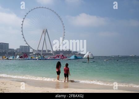 Dubai, VAE - Februar 2021: Blick auf Ain Dubai das größte Riesenrad der Welt vom JBR-Strand aus Stockfoto