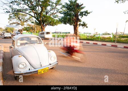 Luang Prabang, Laos - 12. NOVEMBER 2011: Ein Oldtimer-Perlenauto, das auf der Straße des Stadtlebens im immateriellen Kulturerbe der UNESCO geparkt ist. Stockfoto