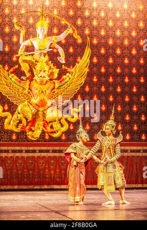 Bangkok, Thailand - 28. November 2014: Khon-Performance, die Romanzenszenen zwischen Phra RAM und Nang Sida im Ramayana-Epos. Thailand. Stockfoto